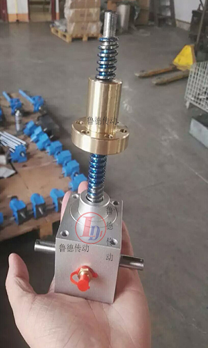 不鏽鋼絲（sī）杆升降（jiàng）機（jī）