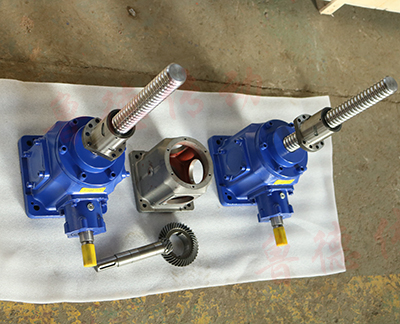 齒輪<strong>絲杆升（shēng）降機</strong>